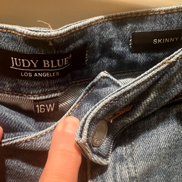 16w Judy Blues- super distressed jeans - Picture 3 of 3